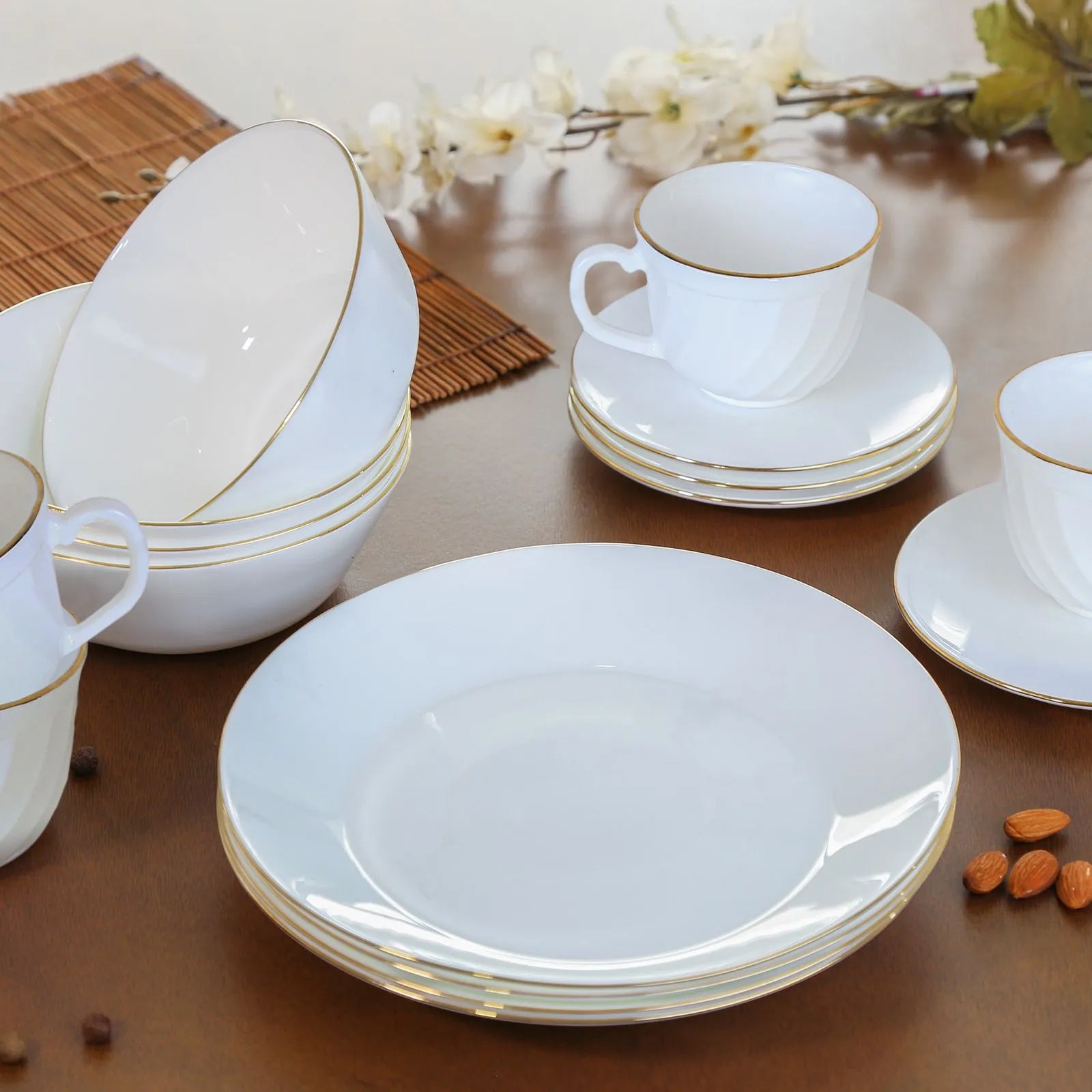 VAJILLA VITROCERAMICA  DECORADA CON BORDE DORADO